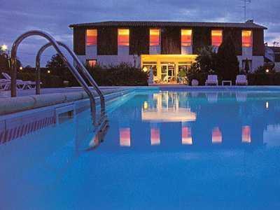 Logis Hotels - Le Pont Bernet - Hotel 2 Etoiles Et Restaurant Le Pian-Médoc 외부 사진