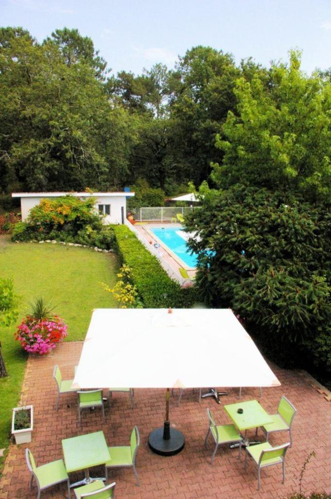 Logis Hotels - Le Pont Bernet - Hotel 2 Etoiles Et Restaurant Le Pian-Médoc 외부 사진