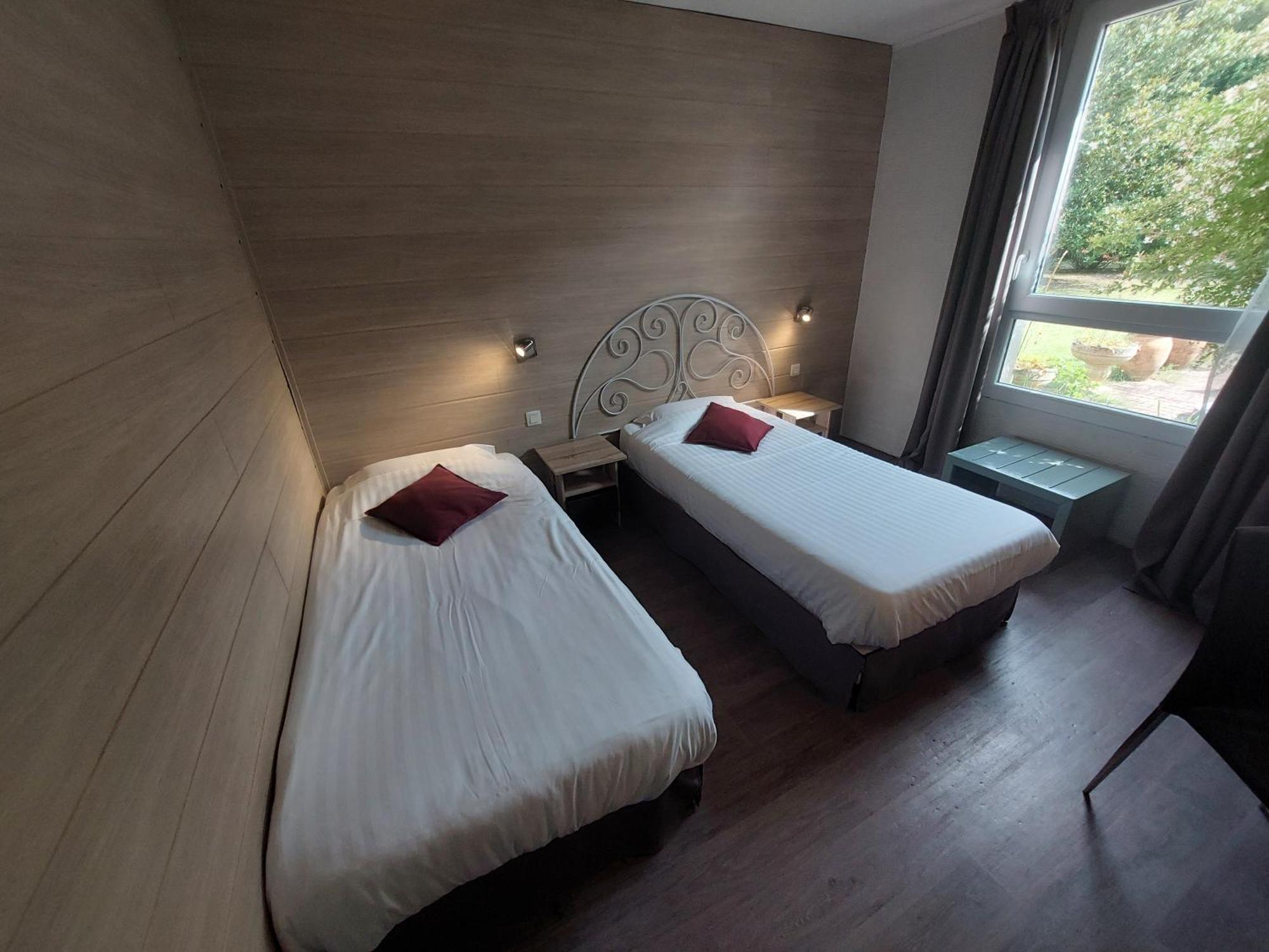 Logis Hotels - Le Pont Bernet - Hotel 2 Etoiles Et Restaurant Le Pian-Médoc 외부 사진
