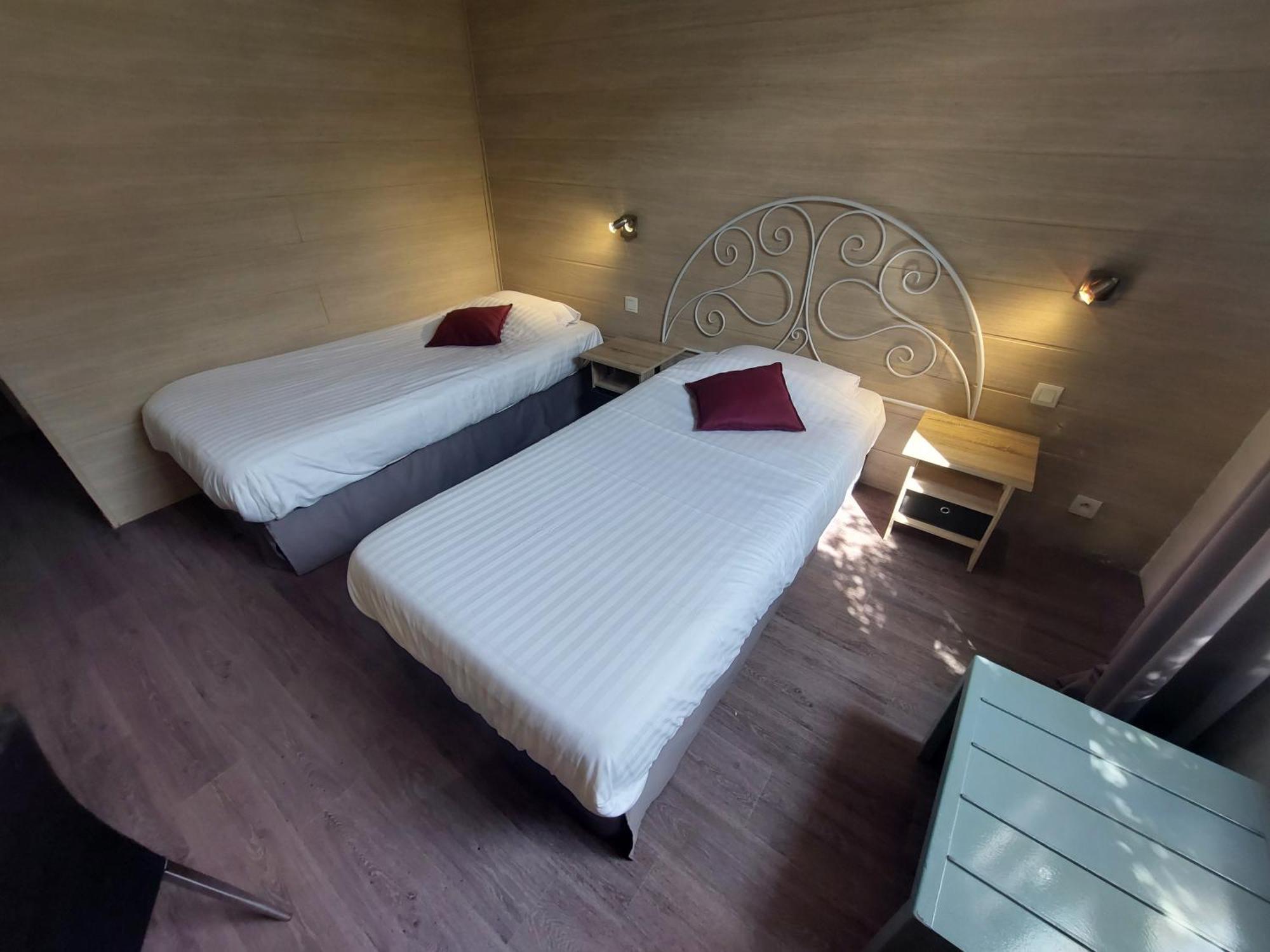 Logis Hotels - Le Pont Bernet - Hotel 2 Etoiles Et Restaurant Le Pian-Médoc 외부 사진