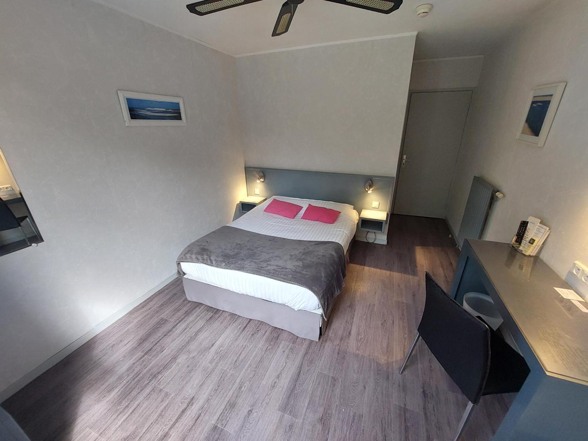 Logis Hotels - Le Pont Bernet - Hotel 2 Etoiles Et Restaurant Le Pian-Médoc 외부 사진
