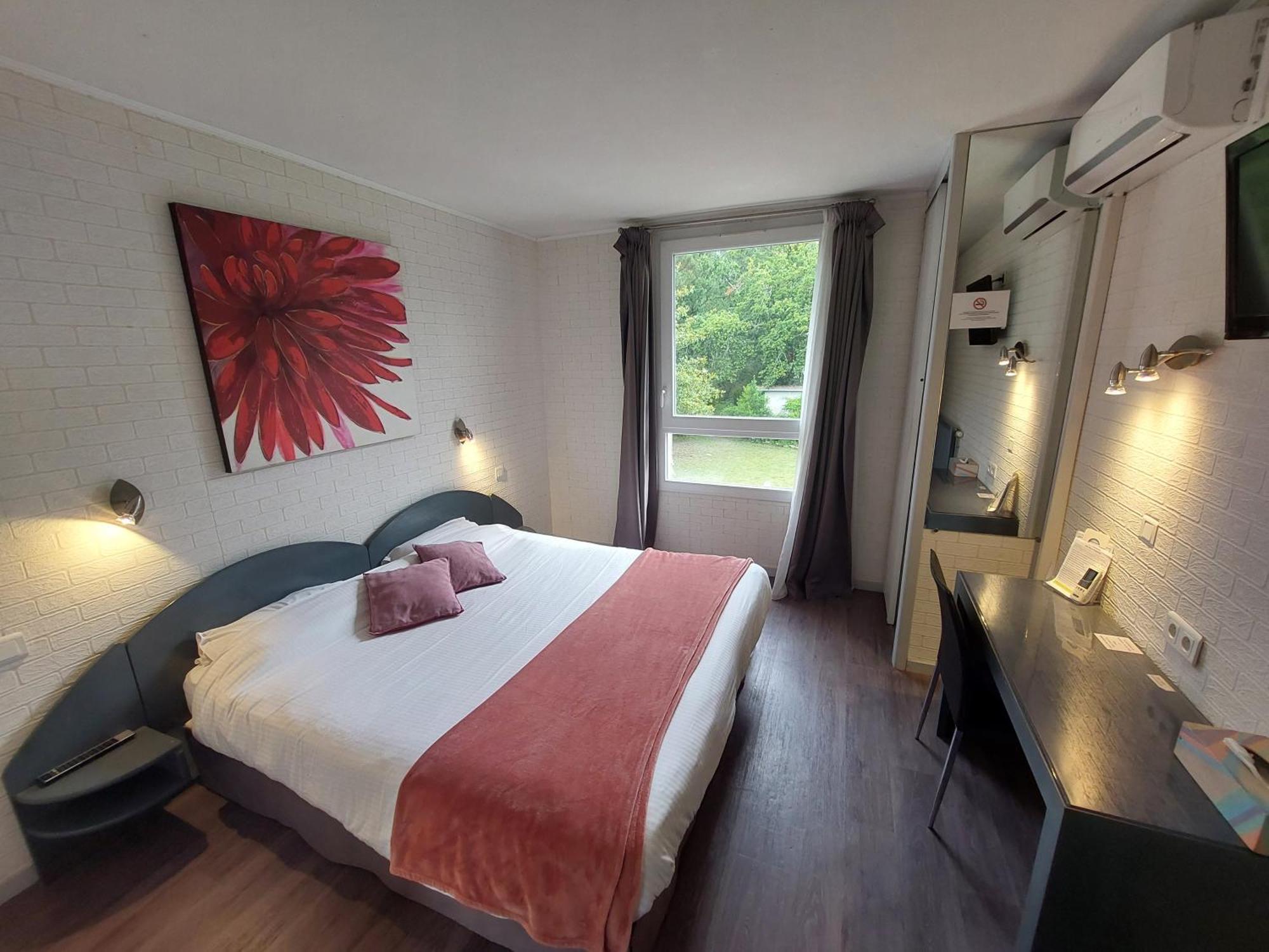 Logis Hotels - Le Pont Bernet - Hotel 2 Etoiles Et Restaurant Le Pian-Médoc 외부 사진