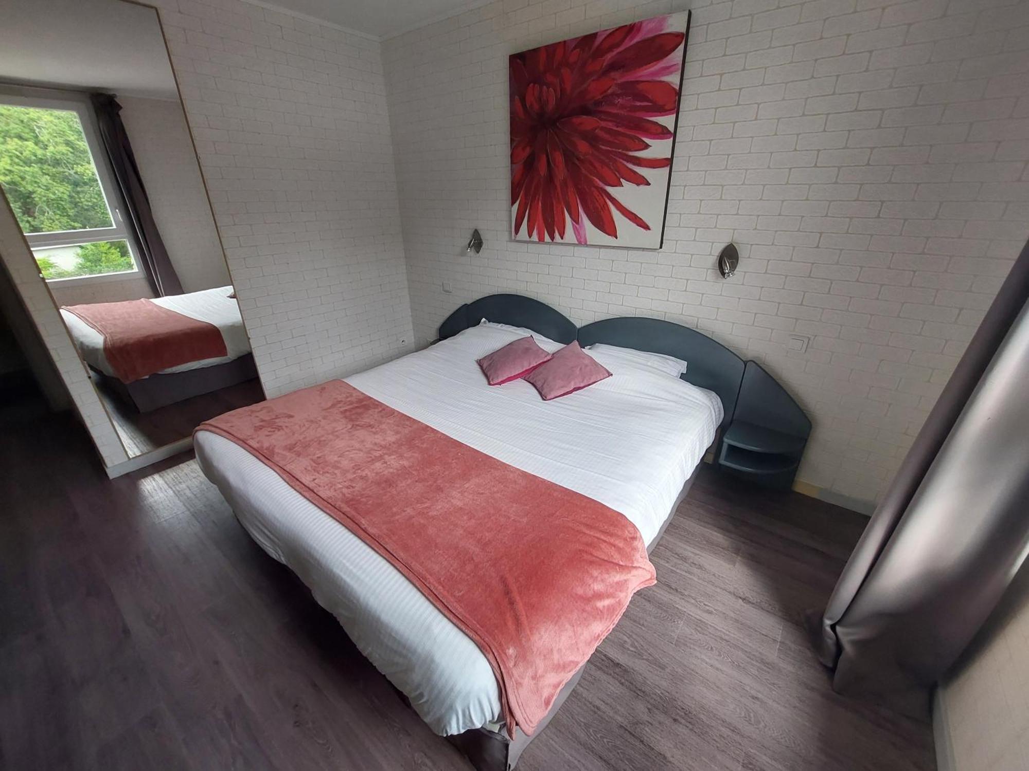 Logis Hotels - Le Pont Bernet - Hotel 2 Etoiles Et Restaurant Le Pian-Médoc 외부 사진