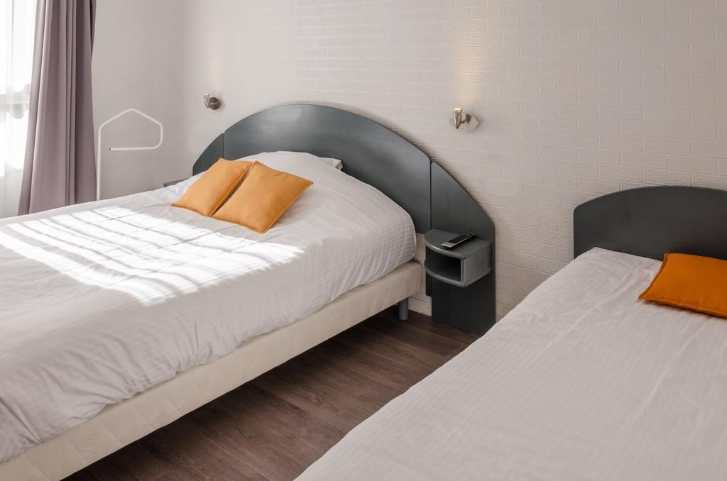 Logis Hotels - Le Pont Bernet - Hotel 2 Etoiles Et Restaurant Le Pian-Médoc 객실 사진