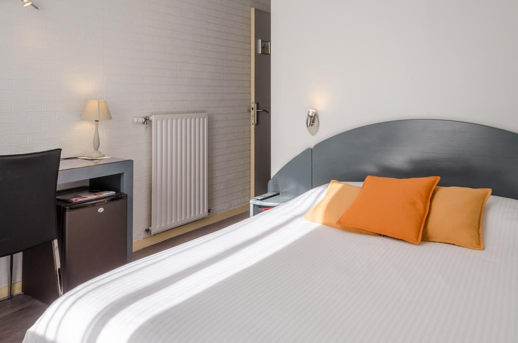 Logis Hotels - Le Pont Bernet - Hotel 2 Etoiles Et Restaurant Le Pian-Médoc 객실 사진