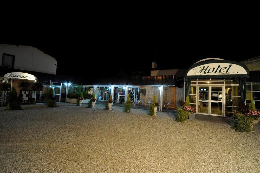 Logis Hotels - Le Pont Bernet - Hotel 2 Etoiles Et Restaurant Le Pian-Médoc 외부 사진